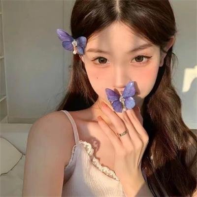 人气爱豆机场牵手女助理，粉丝集体脱粉，三天三夜持续发酵